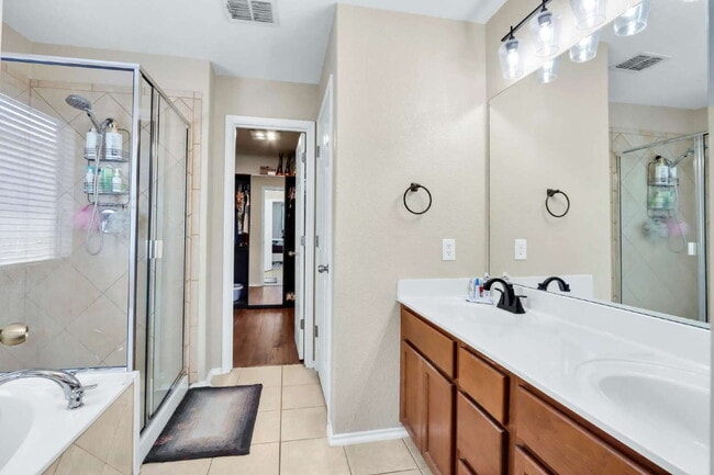 Building Photo - "Charming 3-Bedroom Home with ONE MONTH FREE!*"