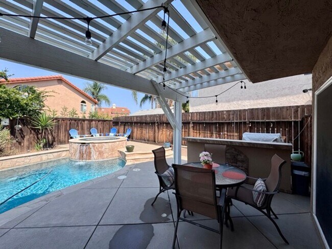Building Photo - Beautiful 4 Bedroom Pool Home with Solar i...