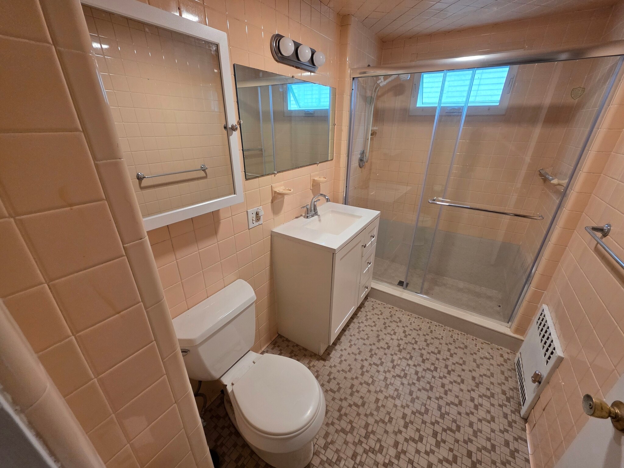 Building Photo - 1028 Fellsway