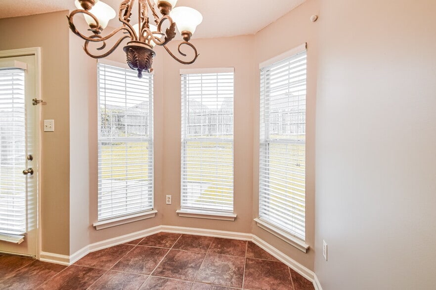 Building Photo - 5764 Deer Ridge Dr