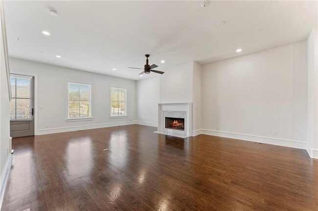 Building Photo - 871 3rd St