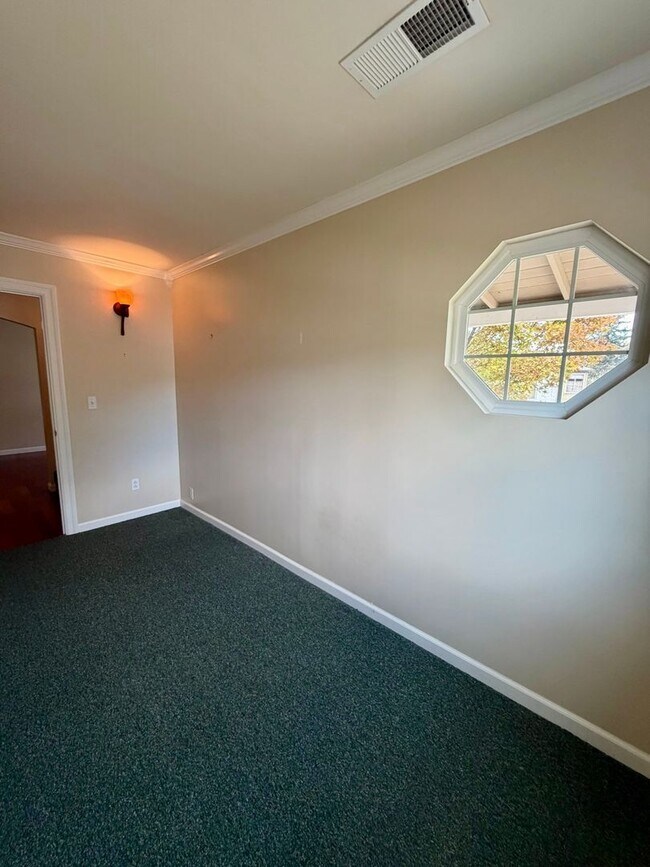 Building Photo - 886 N Redwood Ave