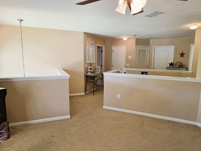 Building Photo - Large Home On Cul-De-Sac!