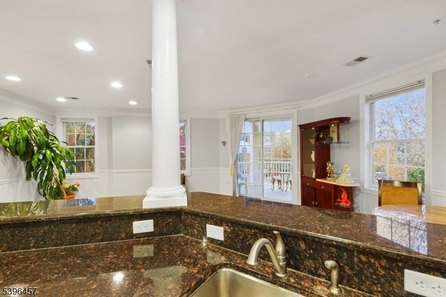 Building Photo - 265 Victoria Dr