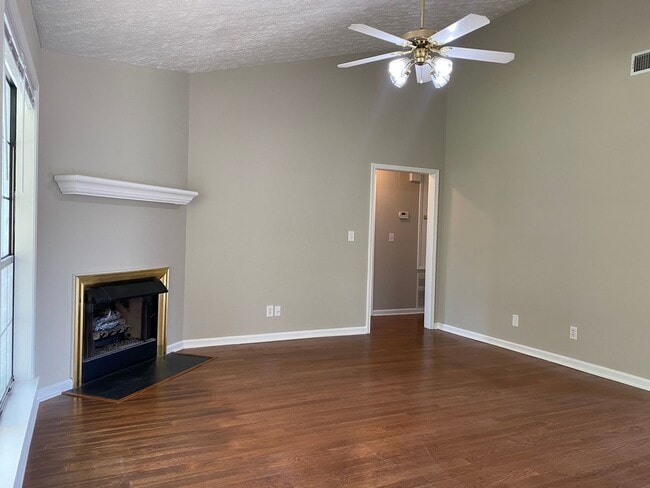 Building Photo - Charming 3-Bedroom Brick Home with Modern ...