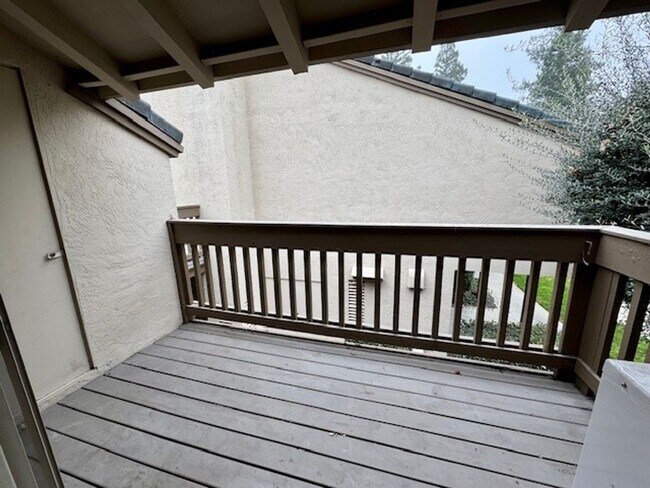 Building Photo - Beautiful upper level 1 bedroom, 1 bath unit in Station West