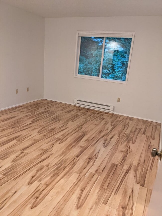 Building Photo - Woodinville townhouse style condo. 2 bed 2...