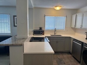 Building Photo - 2 BD 2 BA Condo in Intimate Gated Communit...