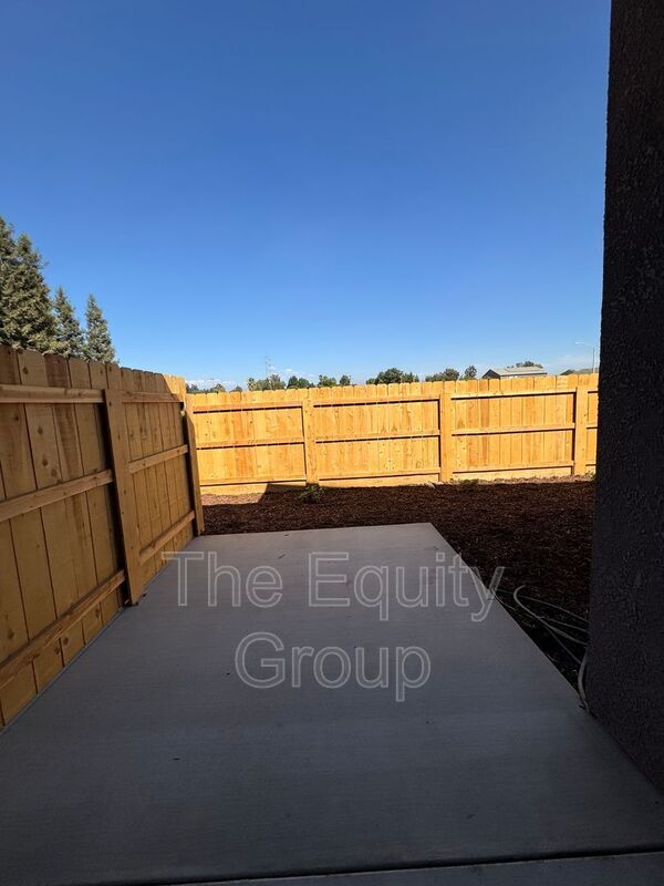 Building Photo - 4112 E Kaweah Ave