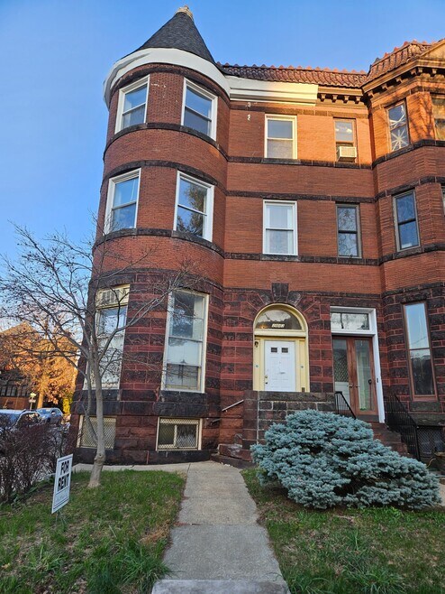 Building Photo - 2843 St Paul St