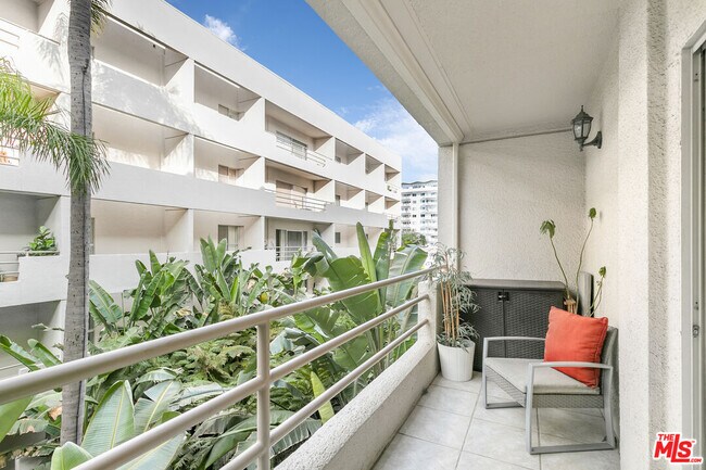 Building Photo - 1131 Alta Loma Rd