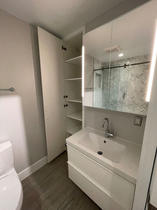 Building Photo - Logan Circle Beautifully Renovated Studio Apartment