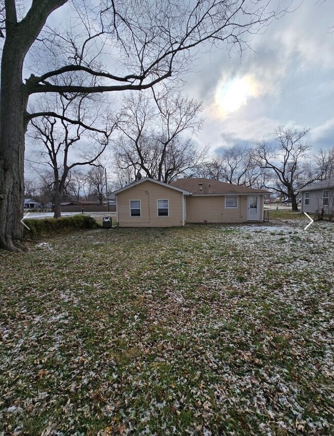 Building Photo - ($300 OFF 2nd Month Rent) Newly Updated Spacious Three Bedroom with Bonus room- Single Family Nea...