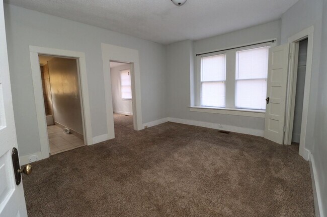 Building Photo - 4910 Colonial Dr