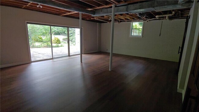 Building Photo - 316 Creekbend Dr