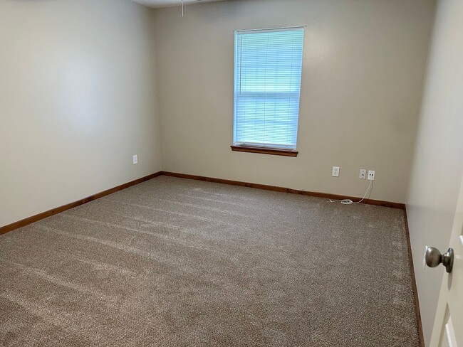 Building Photo - 2 Bed Single Level Duplex in Blue Springs