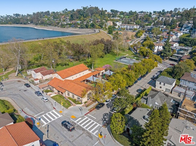 Building Photo - 1836 W Silver Lake Dr