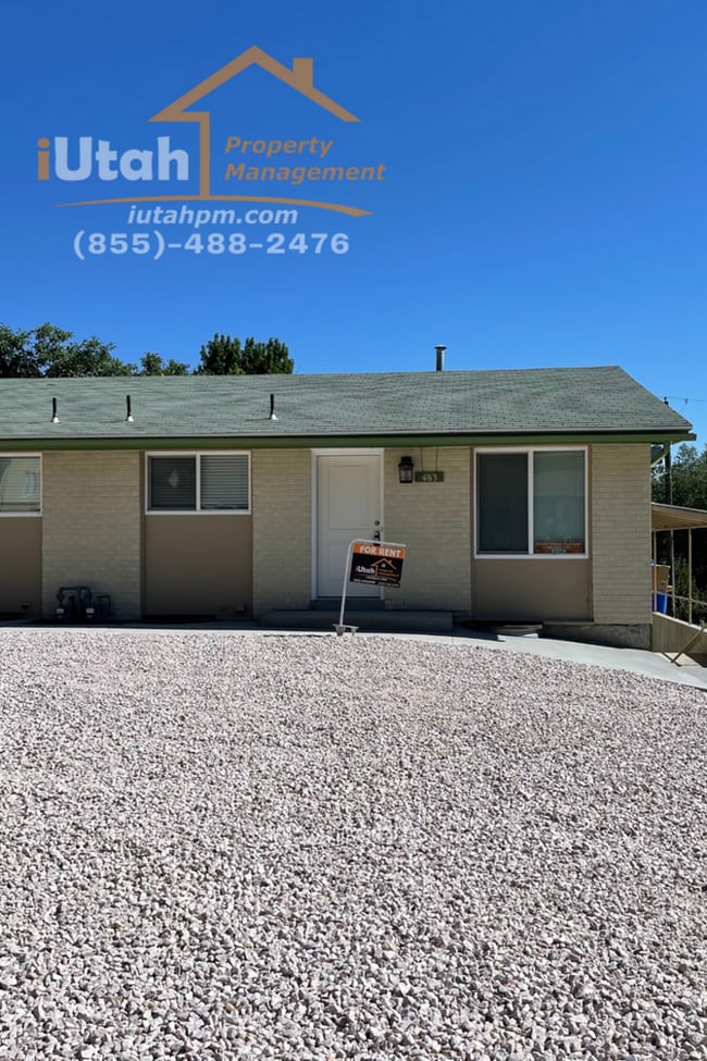 Building Photo - 2 bdrm 1 bath Duplex
