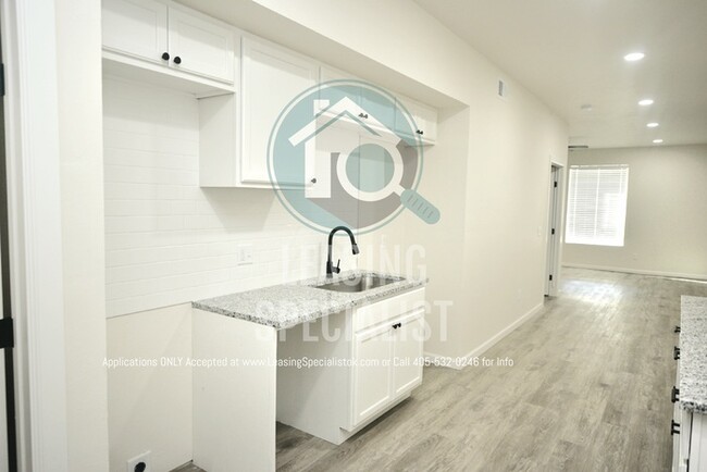 Building Photo - New 2 Bed 2 Full Bath Noble Apartment