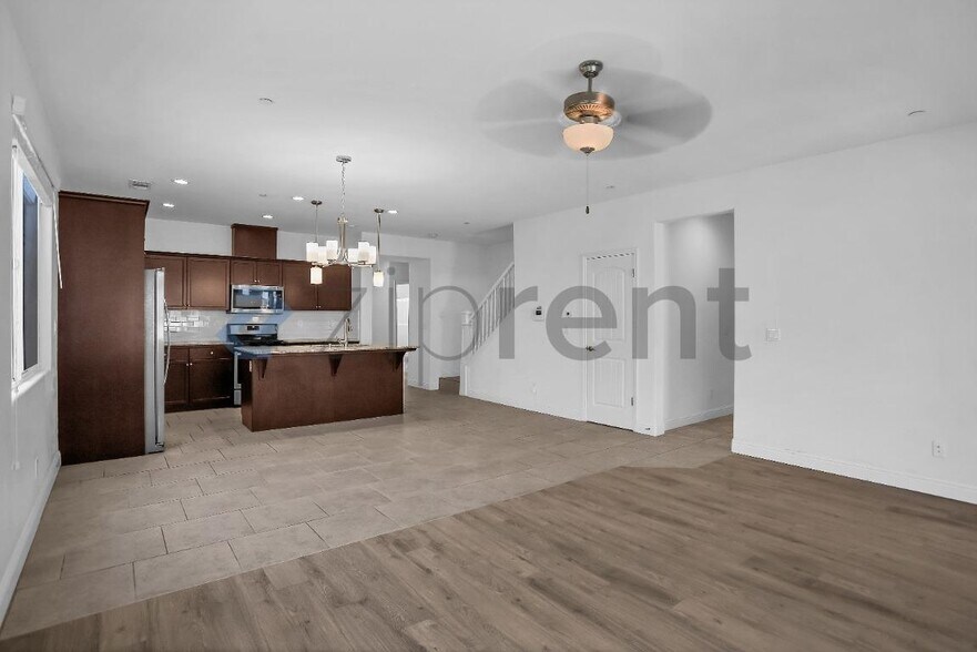 Building Photo - Unit