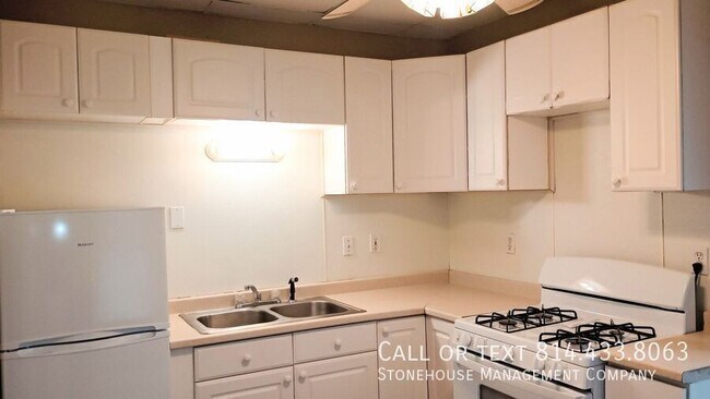 Building Photo - 422 West 10-3