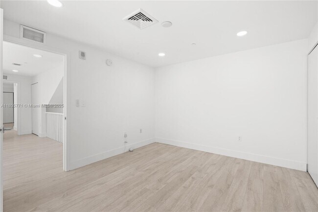 Building Photo - 600 NE 27th St