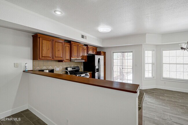 Building Photo - 7235 Royal Arms Dr