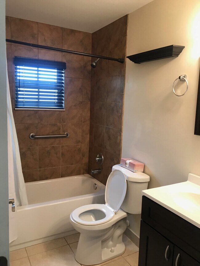 2nd bathroom with tub and shower - 1473 NE 48th St