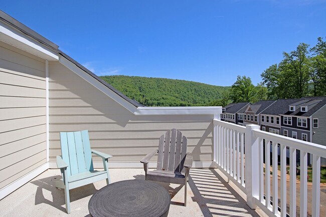 Building Photo - End-Unit Avon Park Townhome Near Biscuit Run Park