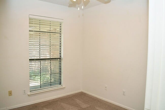 Building Photo - 7009-7011 Overton Park