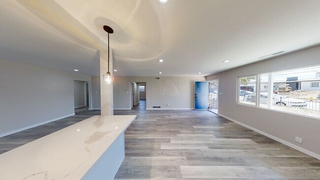 Building Photo - 4BD/2BA, Remodeled Kitchen! Newer Floors!