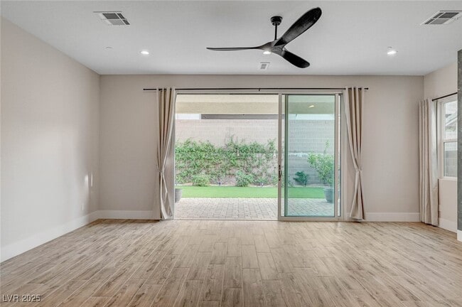 Building Photo - 3395 Stone View Ave