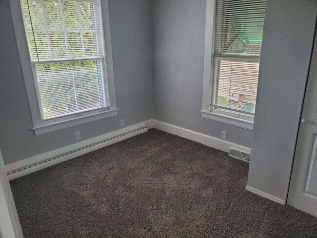 Building Photo - 1156 E Fox St