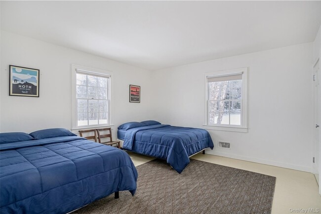 Building Photo - 159 Old Quaker Hill Rd