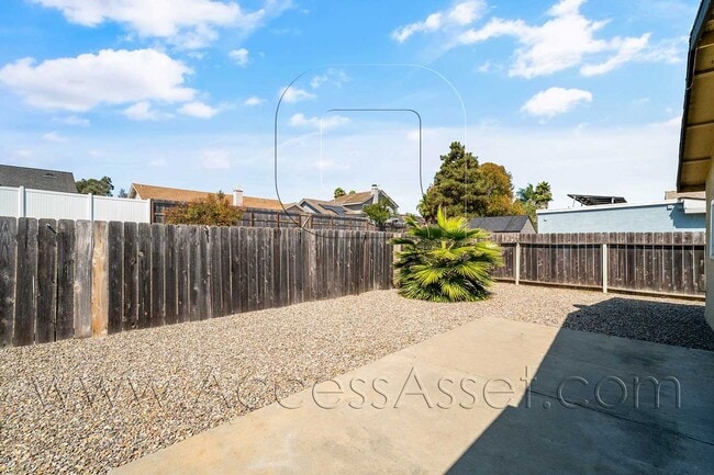 Building Photo - Charming Oceanside Retreat Near Camp Pendleton