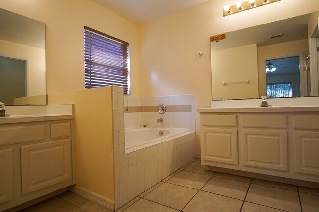 Building Photo - 4 bed Family Single Home Available for Rent in Davenport !!!