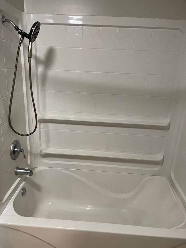 Building Photo - Available December 21st! SPACIOUS & PET FR...