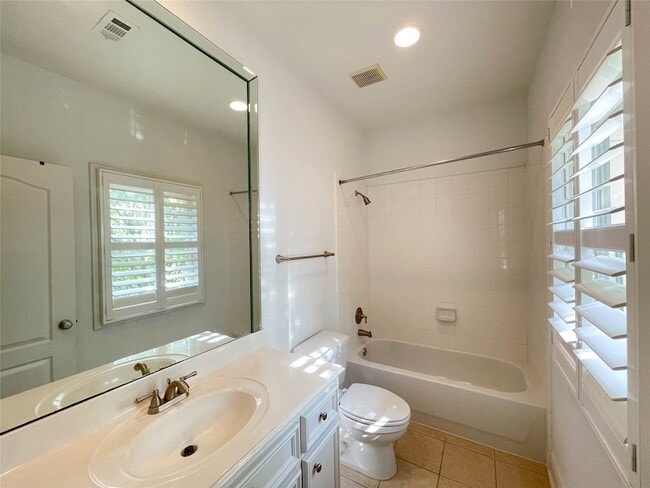 Building Photo - 1329 Hyde Park Blvd