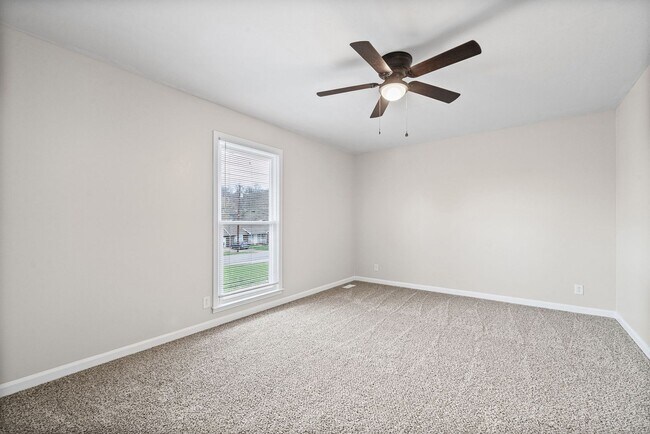 Building Photo - Pet Friendly Three Bedroom!