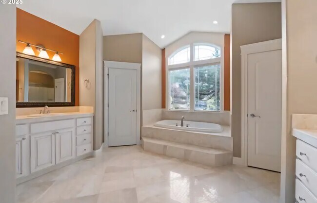 Building Photo - 1292 E Lucas St