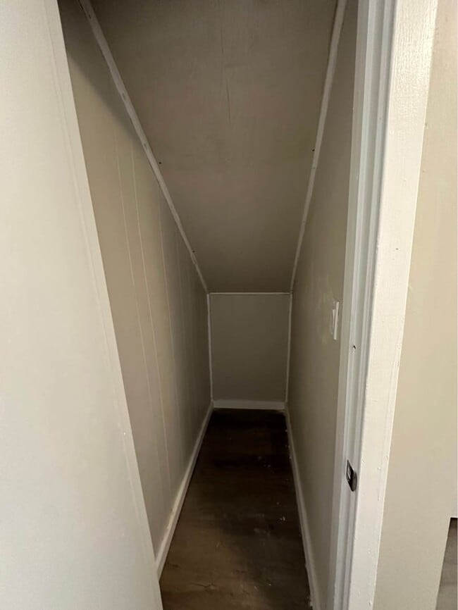 Building Photo - 220 Crane St