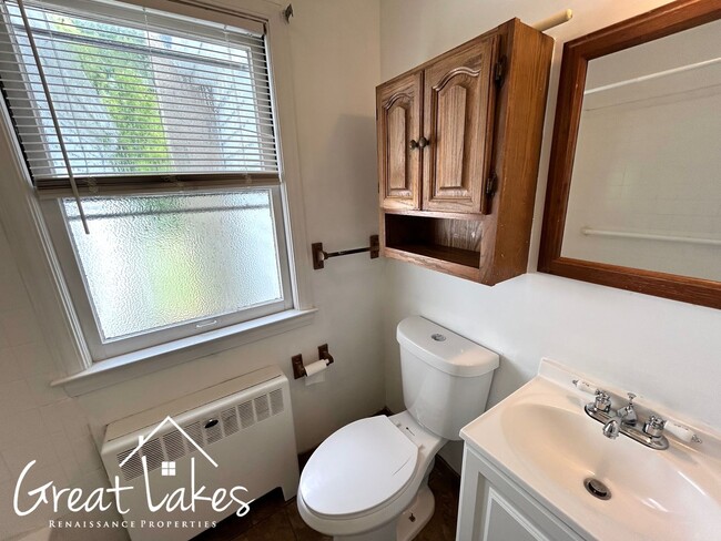Building Photo - Stunning 3 Bedroom 1 Bathroom now availabl...
