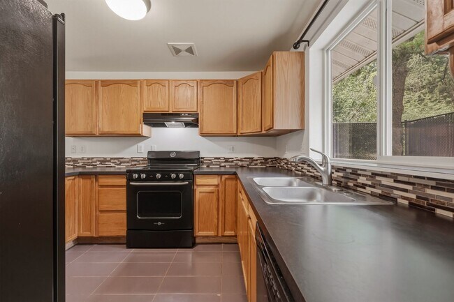 Building Photo - Beautifully Updated 3-Bedroom Rambler with Open Floor Plan & Private Fenced Yard