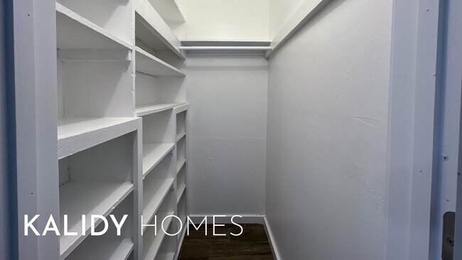 Building Photo - 106 Slant St