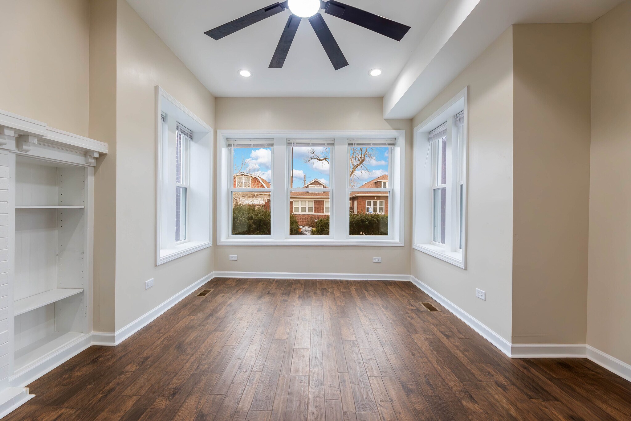 Building Photo - 8327 S Crandon Ave