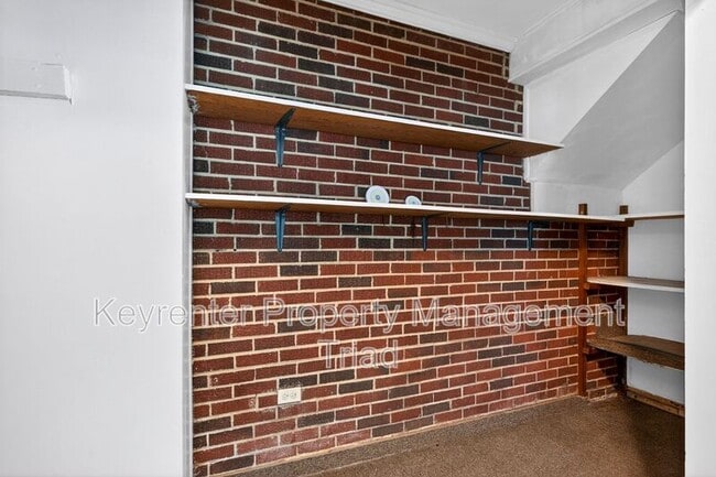 Building Photo - 1821 W Meadowview Rd