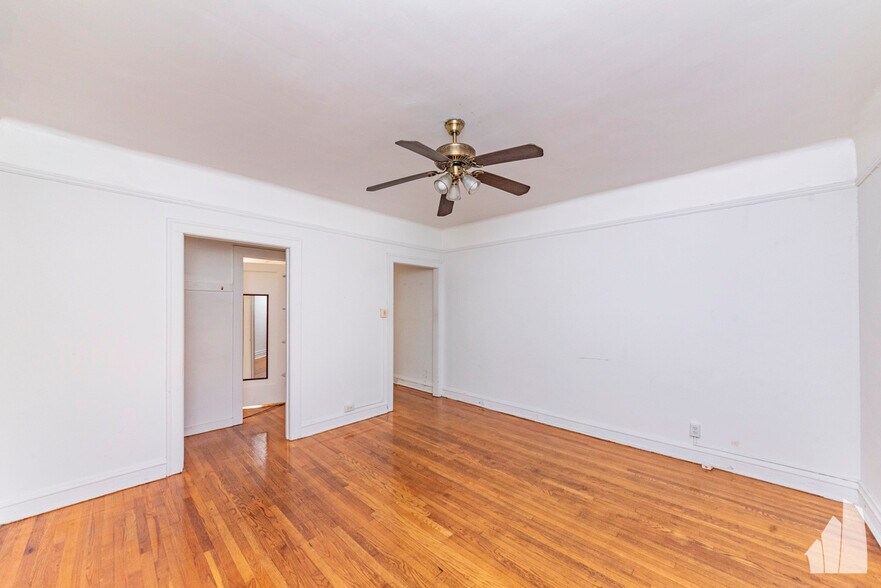 Building Photo - 5704 S Harper Ave