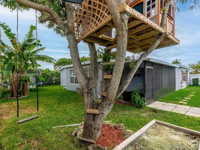 Building Photo - 611 SW 64th Way