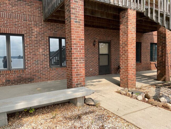 Building Photo - Three Bedroom Brick Ranch in Terrell with beach access to Lake Norman