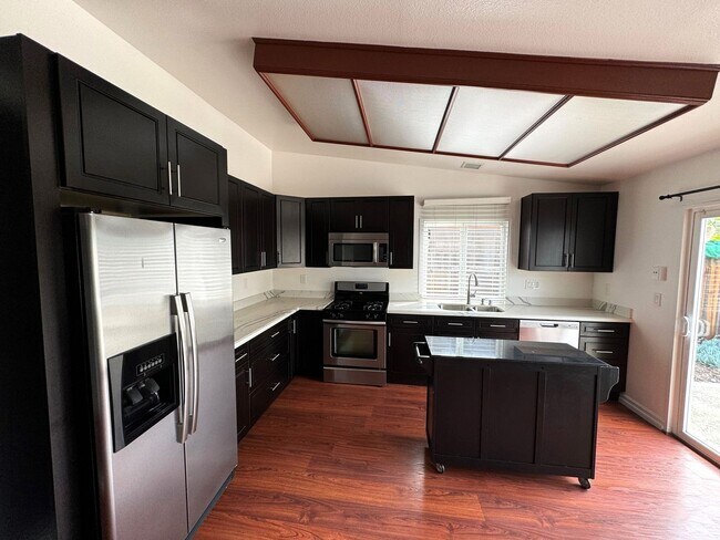 Building Photo - Quaint Home in Quiet East Ventura Neighborhood